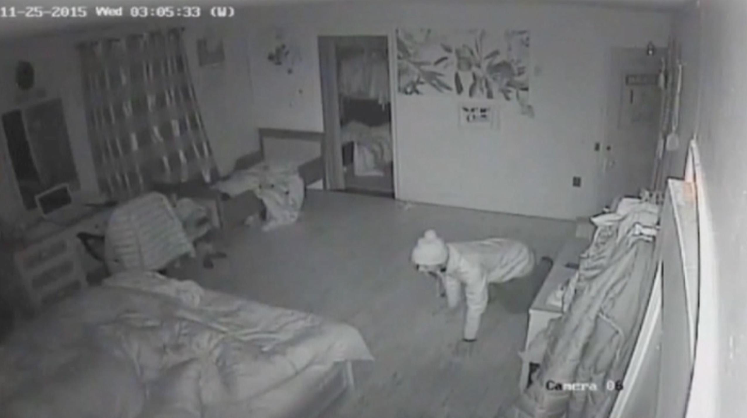 В спальне скрытая камера записывает любительский хардкор с блондинкой