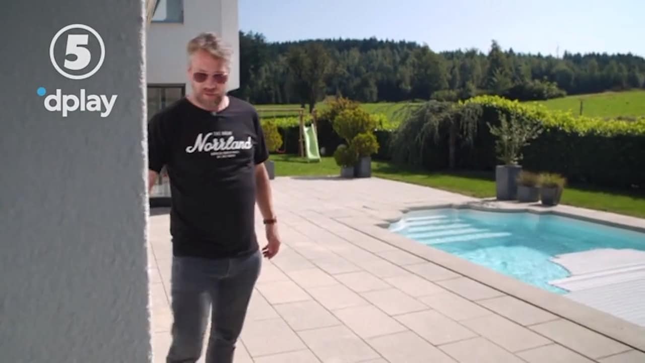 Här visar Forsberg upp nya huset i Schweiz