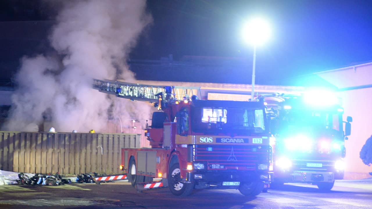 Kraftig brand i Nybro – stor spridningsrisk