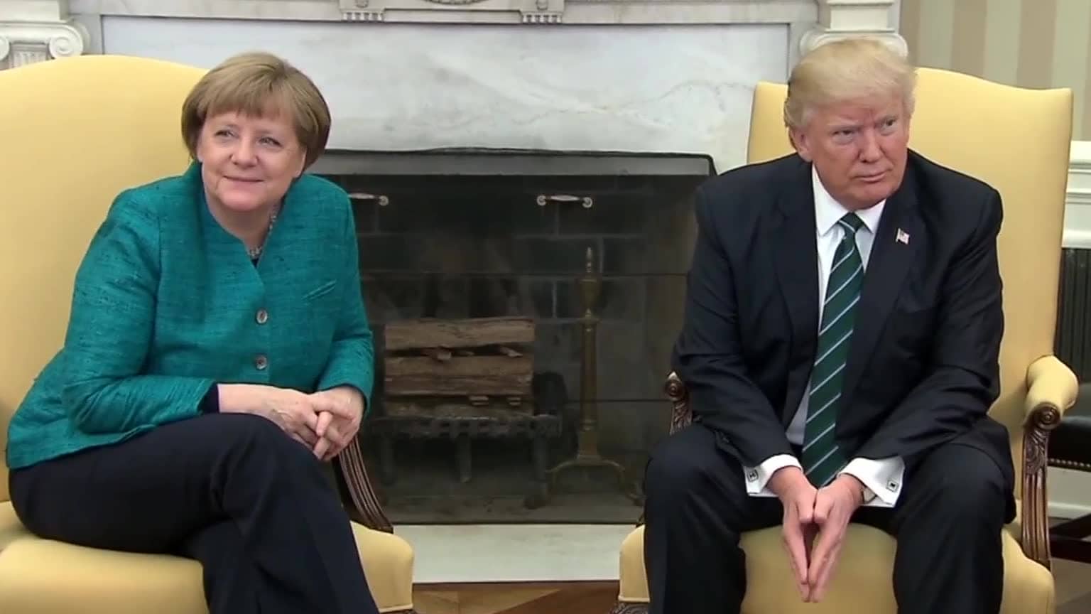 Merkel frågar om handslag - Trump sitter tyst
