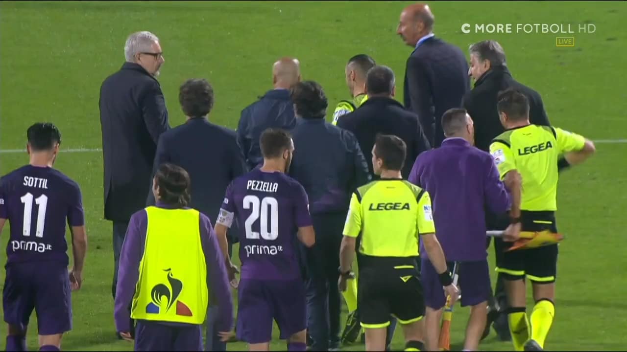 Stängs av efter att ha knuffat domare