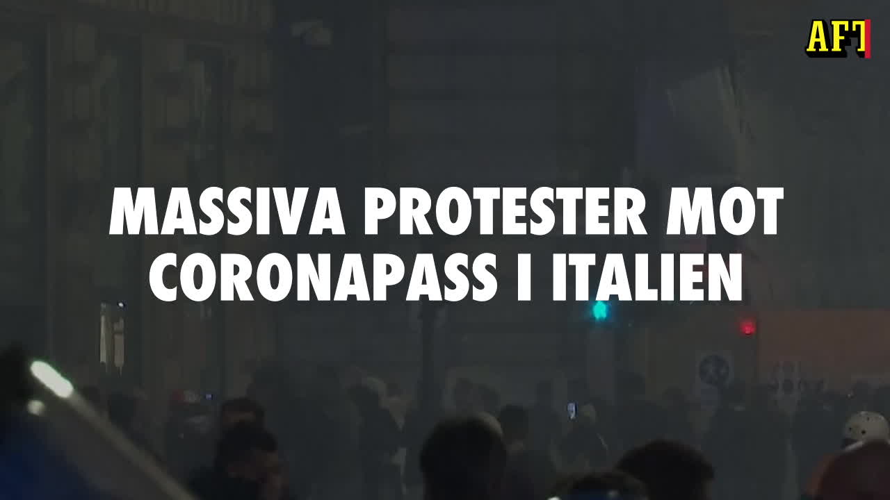 Här sprutar polisen tårgas och vatten mot demonstranterna