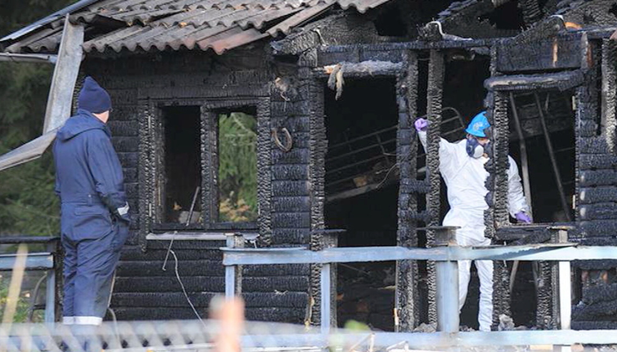 40-åringen åtalas – brände ner sitt hus med barnen inuti