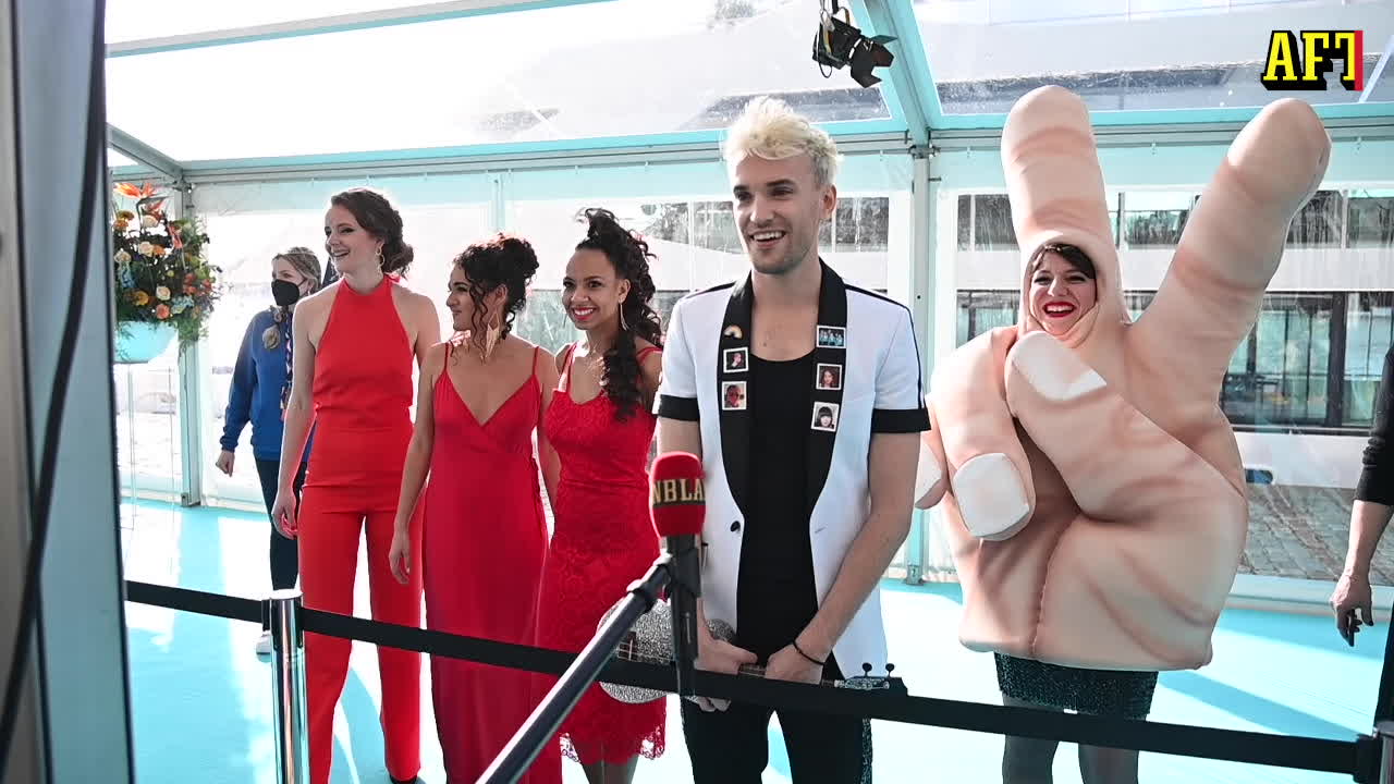 Här ger tyska Jendrik fingret åt Aftonbladet – trots Eurovision-reglerna