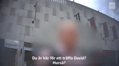 Här konfronteras fd läraren som stämt träff med David, 14