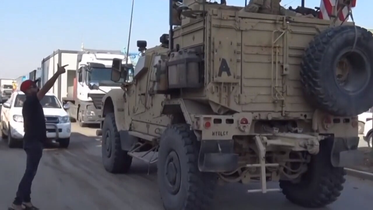 Här kastar kurdiska invånare potatis mot amerikansk militär