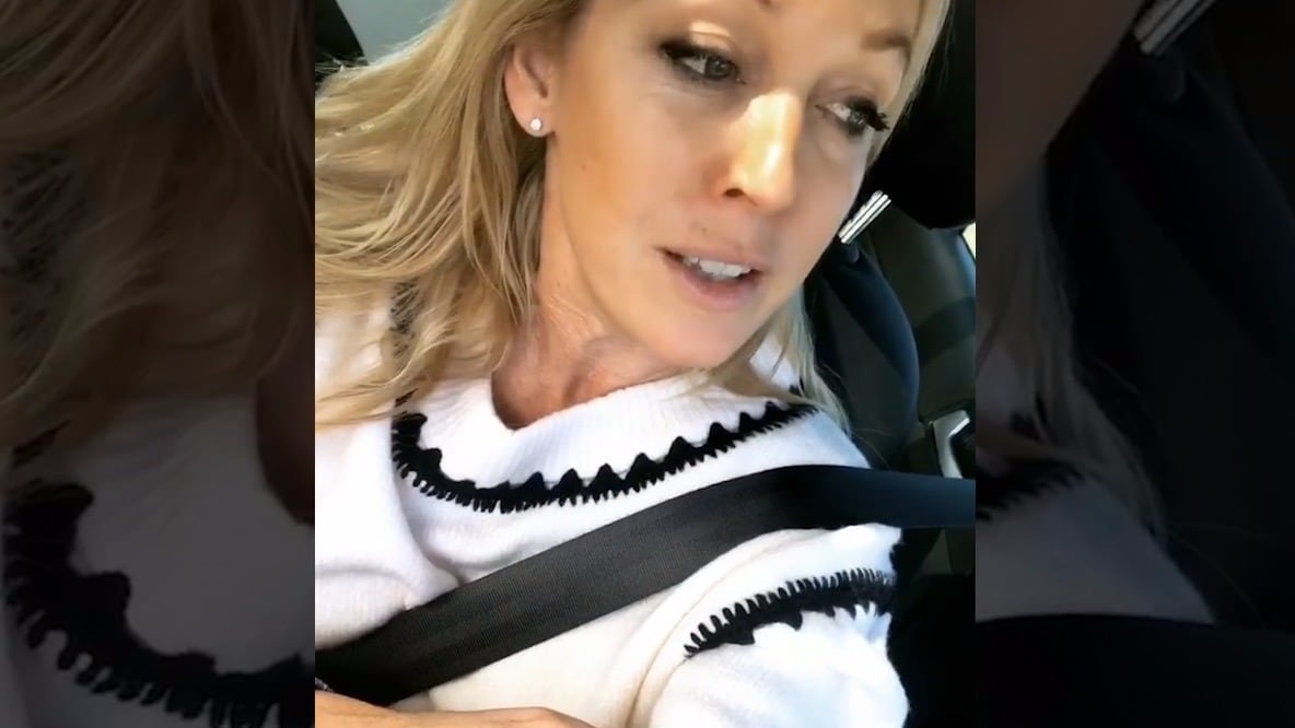 Här visar Linda Lindorff upp skadan