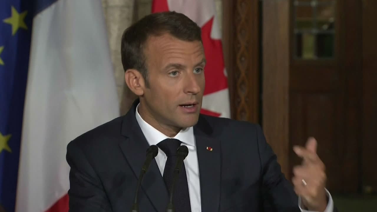 Frankrikes president vill skapa en enad front mot Trump