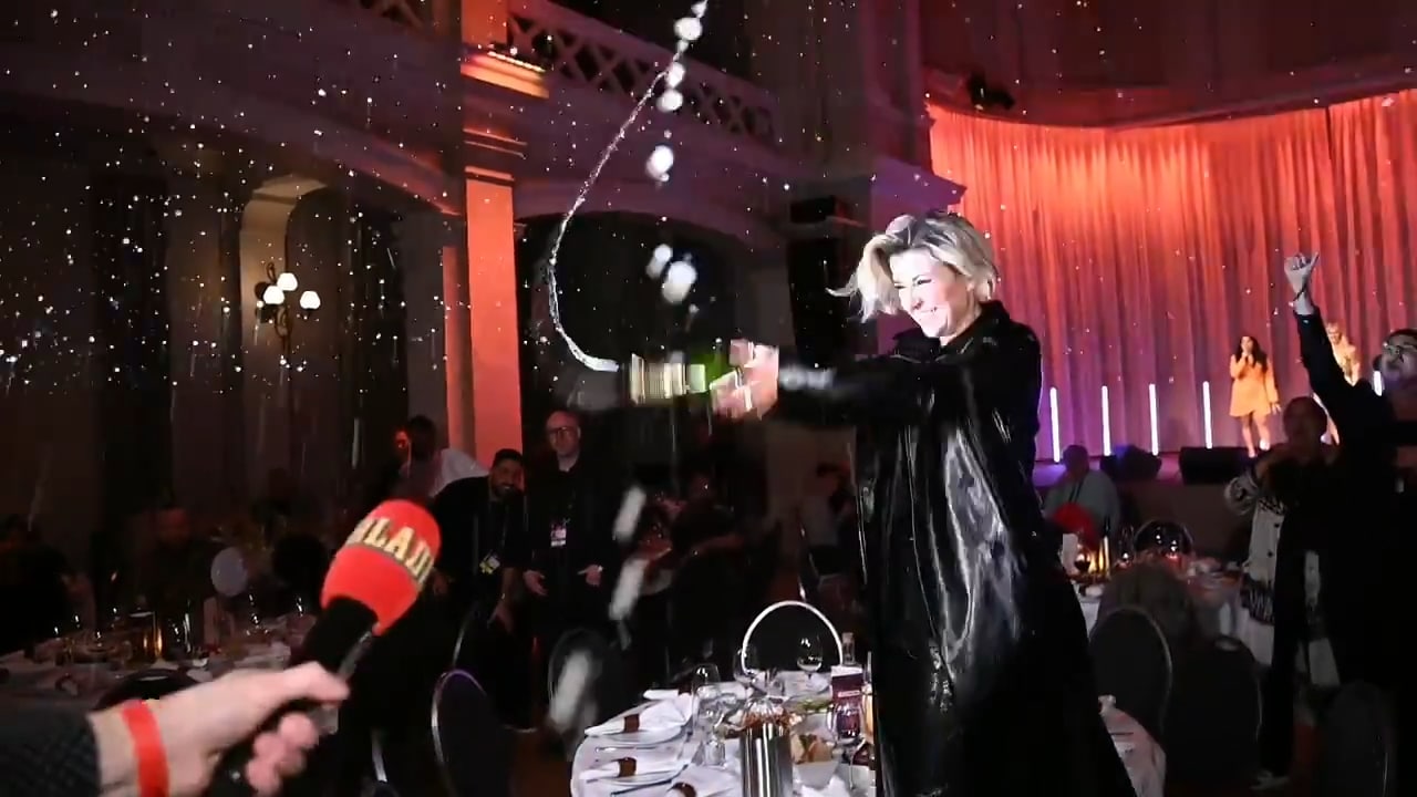 Här sprutar Cornelia bubbel över reportrarna