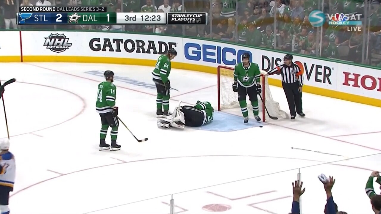 Målvakten ligger skadad – då gör de mål