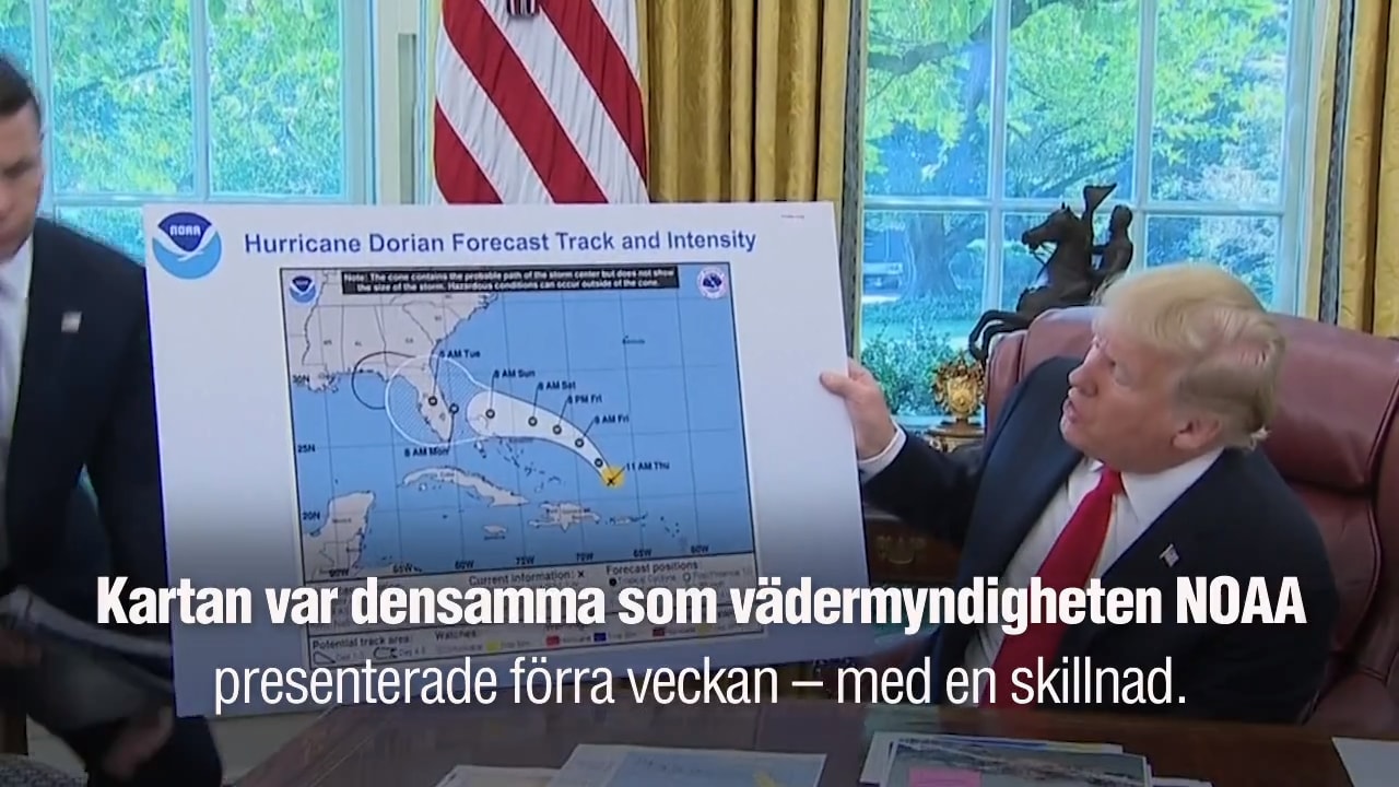 Visar upp manipulerad karta på presskonferens