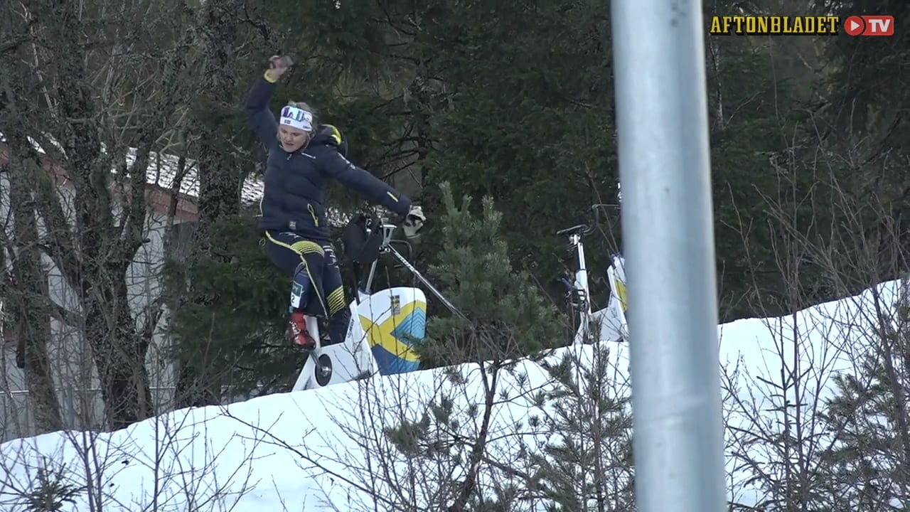 Se Svahns raseriutbrott – slänger mobilen i snön