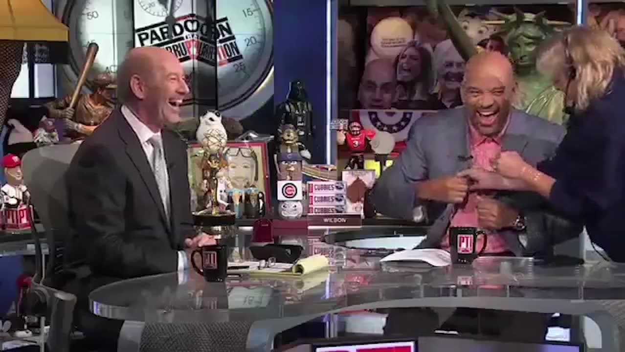 Brister ut i skratt – efter Zlatans pik