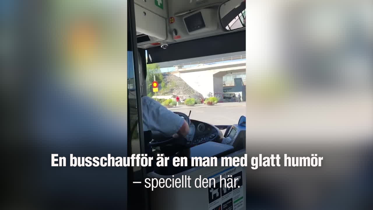 Glädjespridande busschaufför stämmer upp i sång