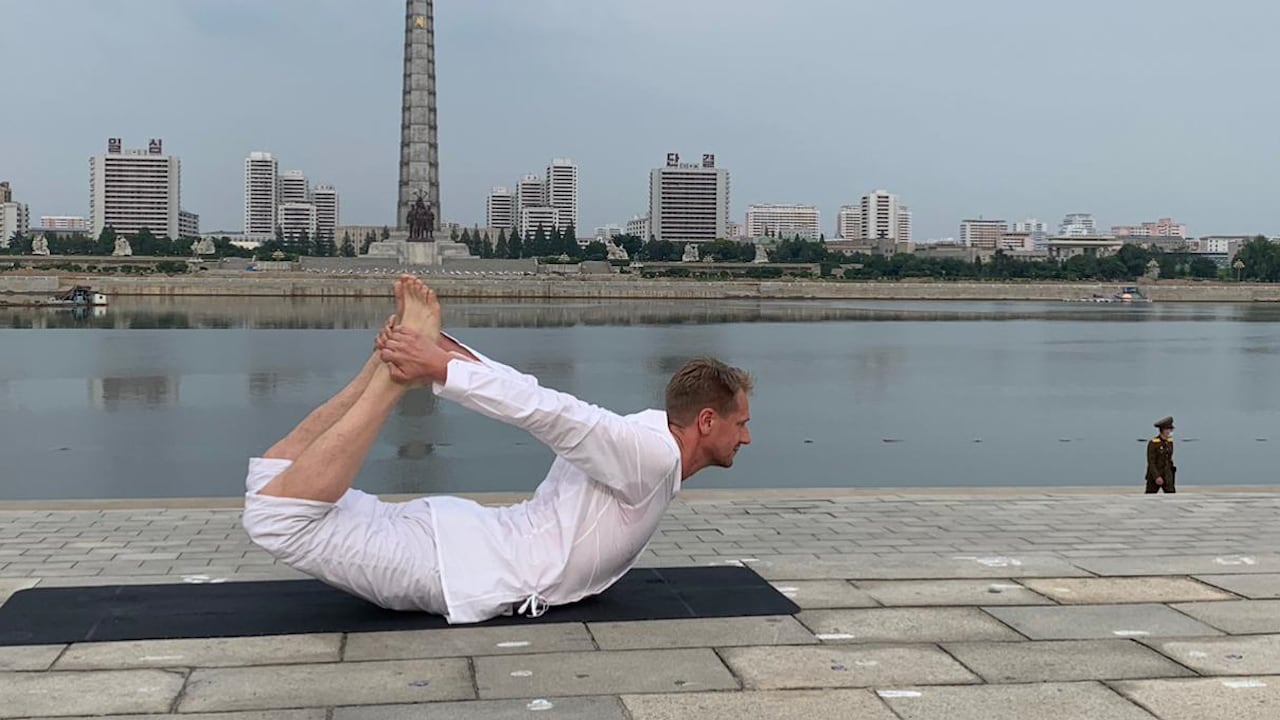 Den svenska ambassadören tränar yoga i Nordkorea