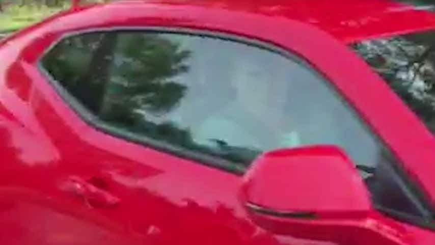 Här anländer Victor Nilsson Lindelöf till Uniteds träningsanläggning