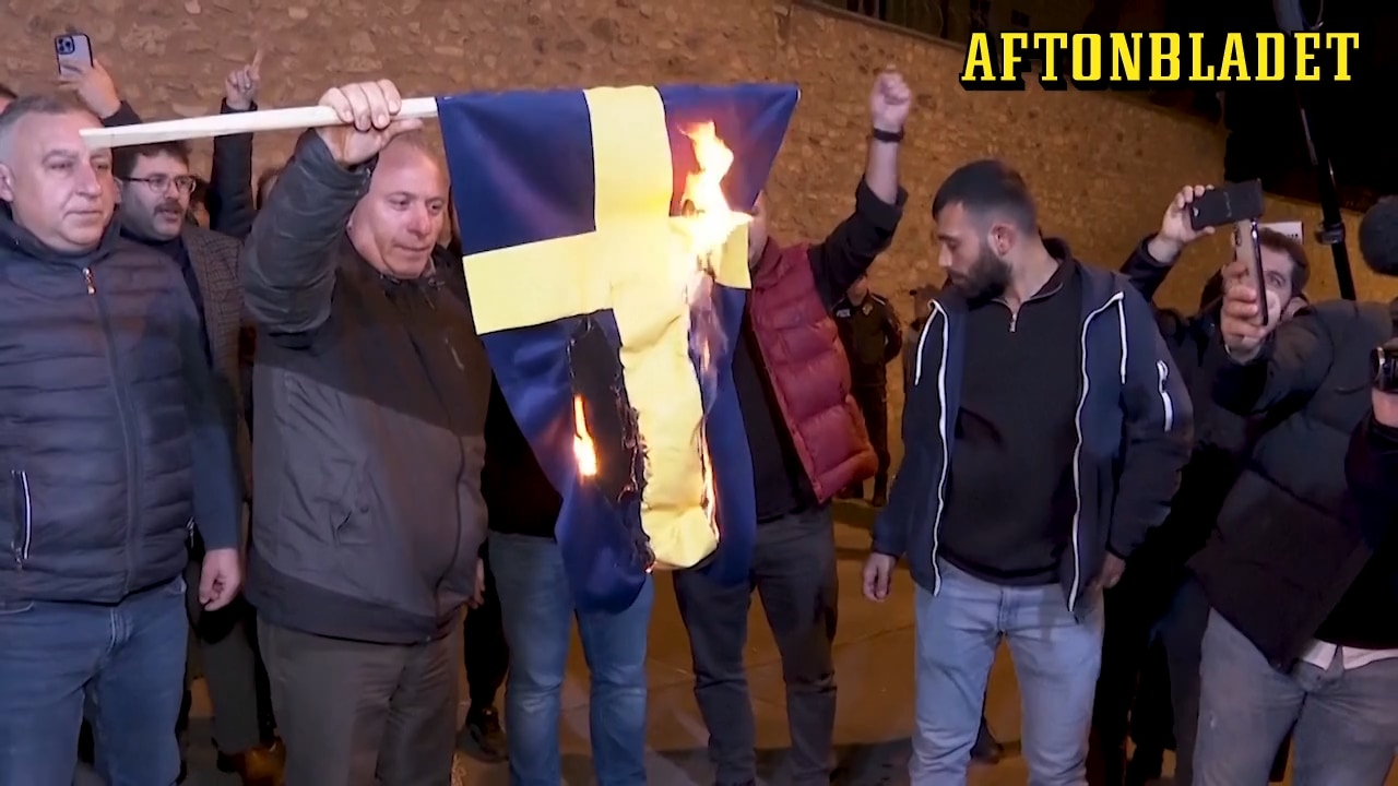 Se bilderna från Sverigeprotesterna i Turkiet