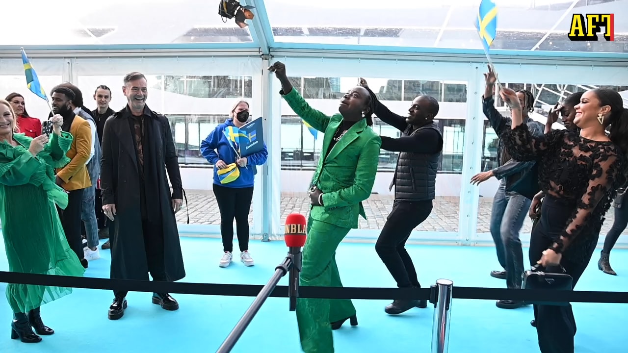 Här dansar Tusse fram på turkosa mattan: "Nu är det så nära"