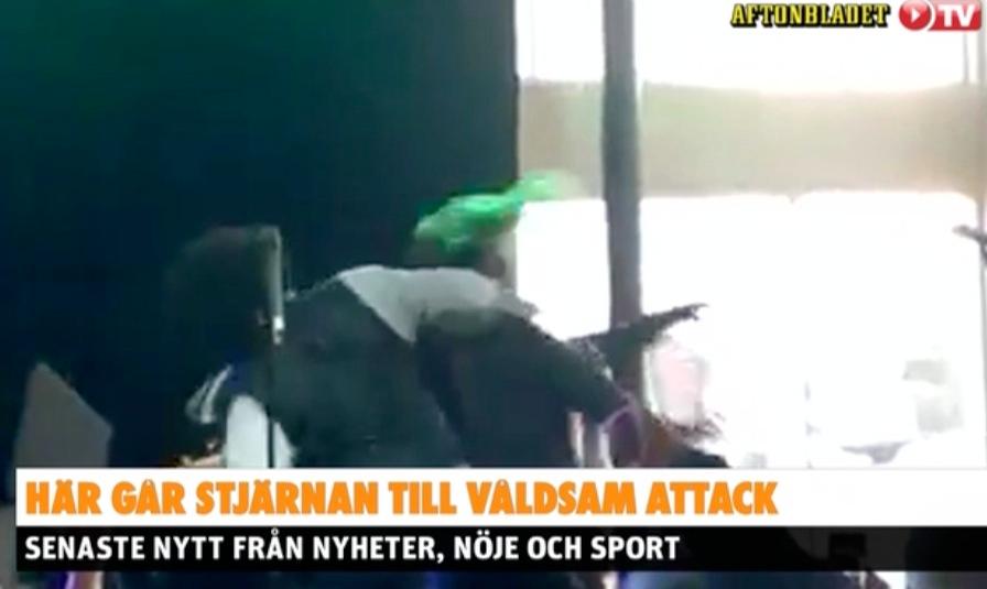 Här går stjärnan till våldsam attack