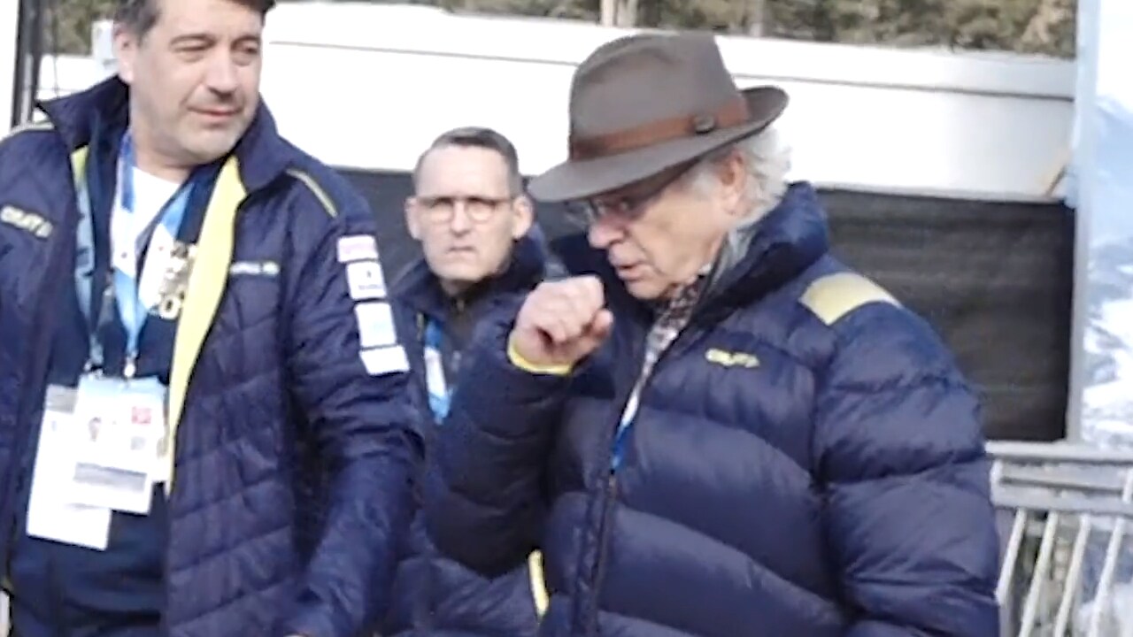 VALLA VALLA: Oroväckande bilderna på kungen