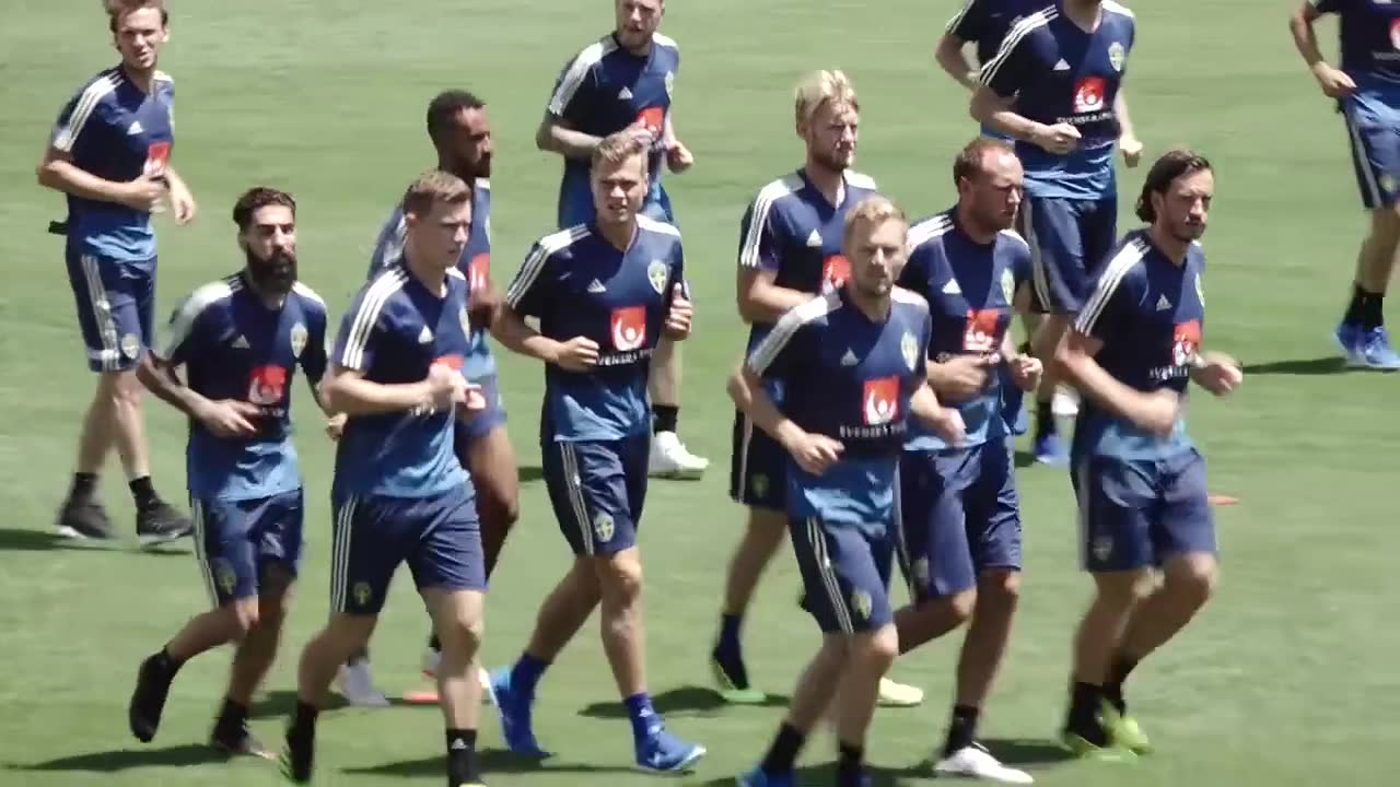 Börjar sjunga – möts av applåder