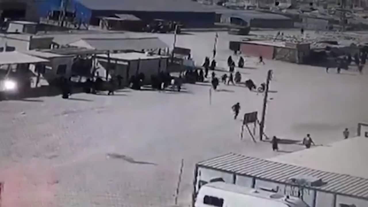 Här försöker IS-fångar fly från fånglägret