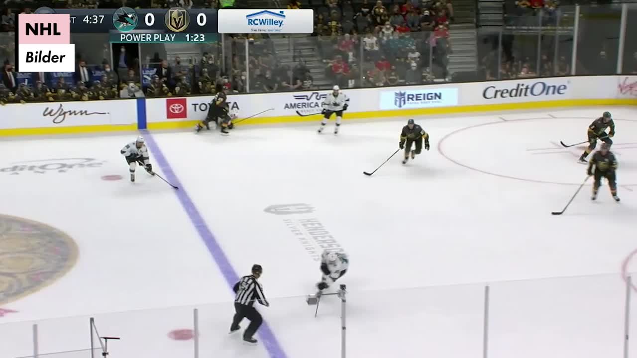 Här gör William Eklund sin första assist i Sharks