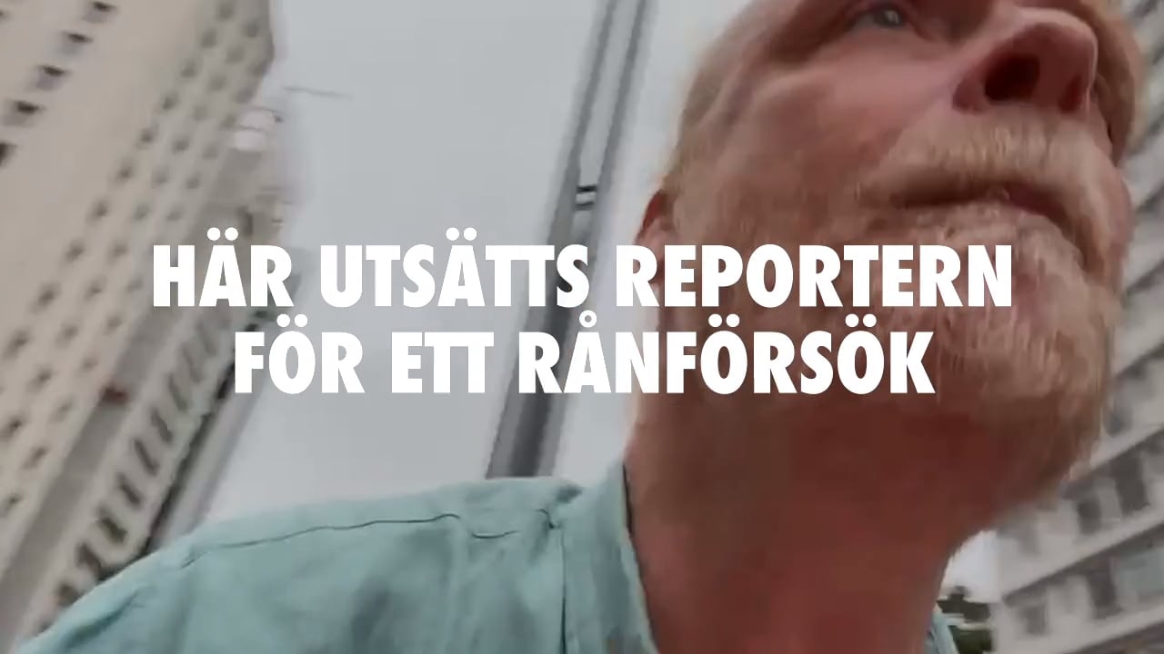 Fastnade på film: Här utsätts svenske reportern för ett rånförsök