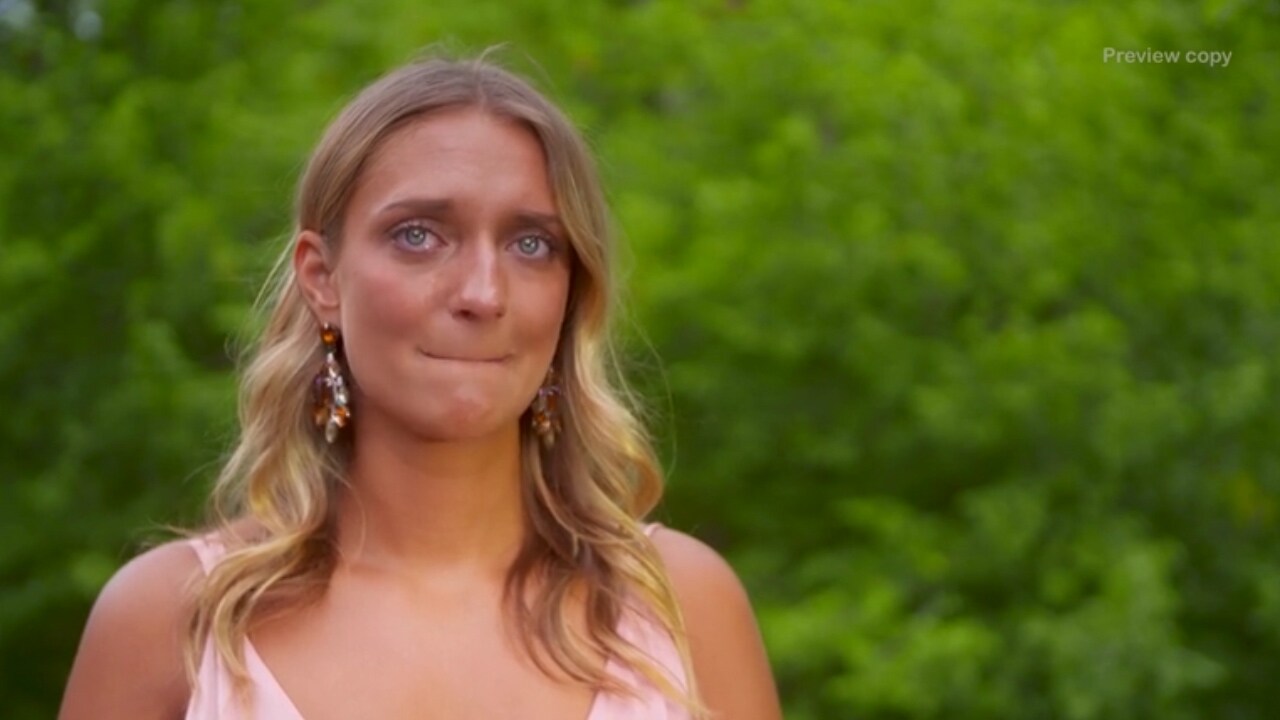 Här bryter Hedvig ihop i "Bachelor"