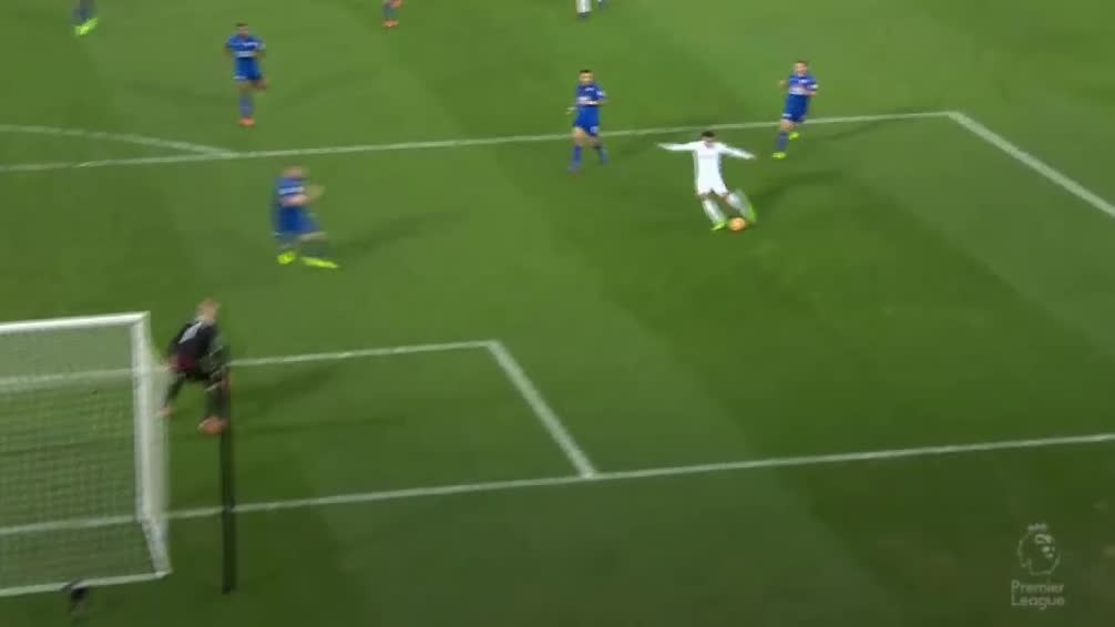 Här slår svensken till mot mästarna