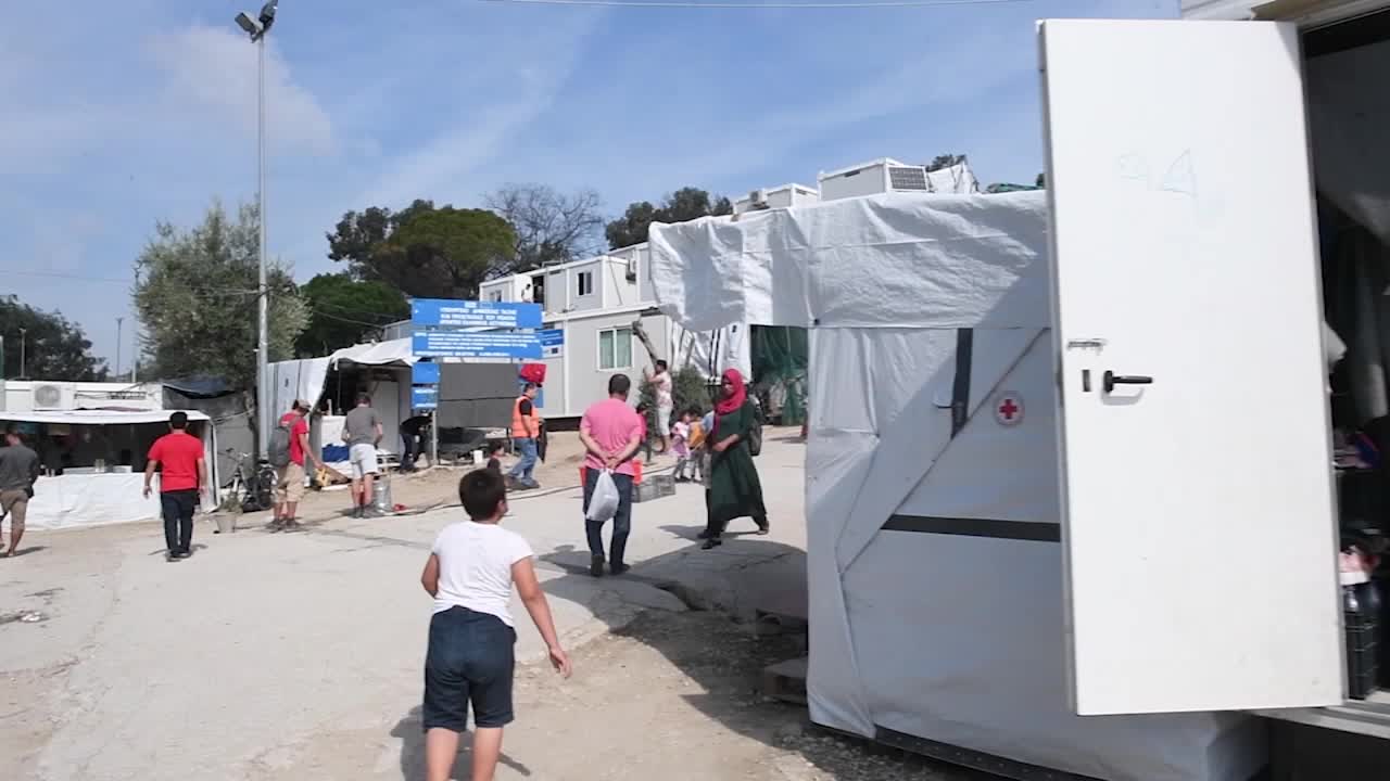 Följ med in i flyktinglägret: ”Bråk varje dag”
