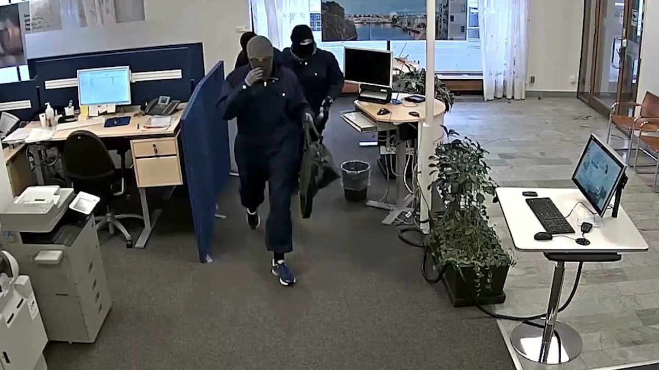Rammar banken – sen stormar rånarna in