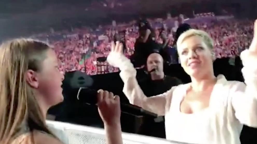 Flickan tar ton – då tappar stjärnan hakan