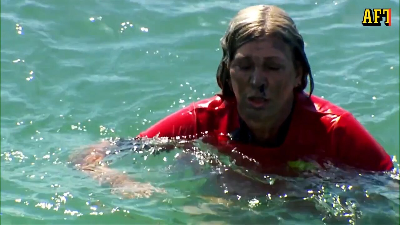 Här får Maria Montazami panik i vattnet