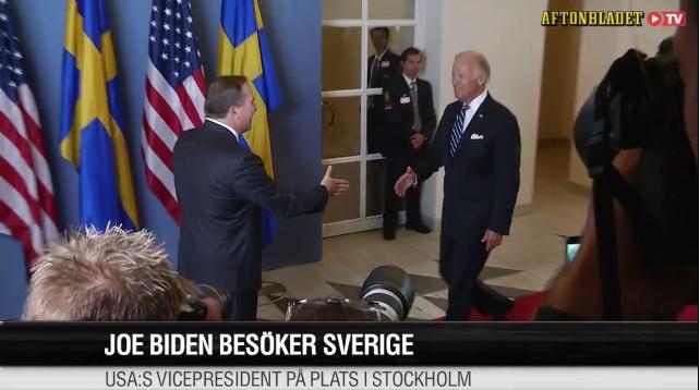 Här skakar Löfven och Biden hand