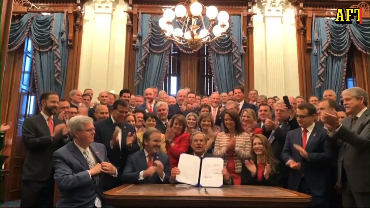 Hör jublet när Texas guvernör skriver under nya abortlagen