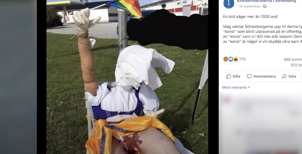 Mens-dockan med blodat underliv upprör