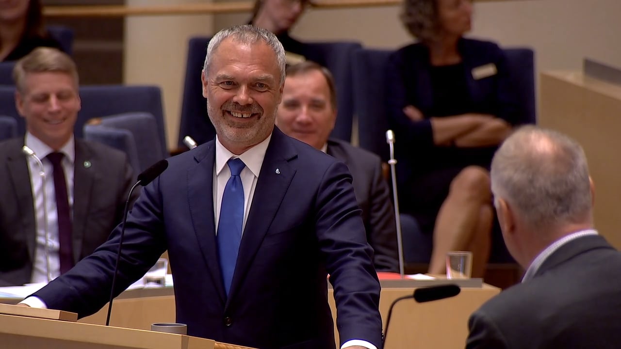 En rörd Jan Björklund fick present från Jonas Sjöstedts barn