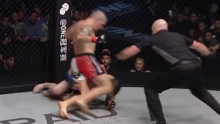 Se brutala knocken som gör svensken till världsmästare