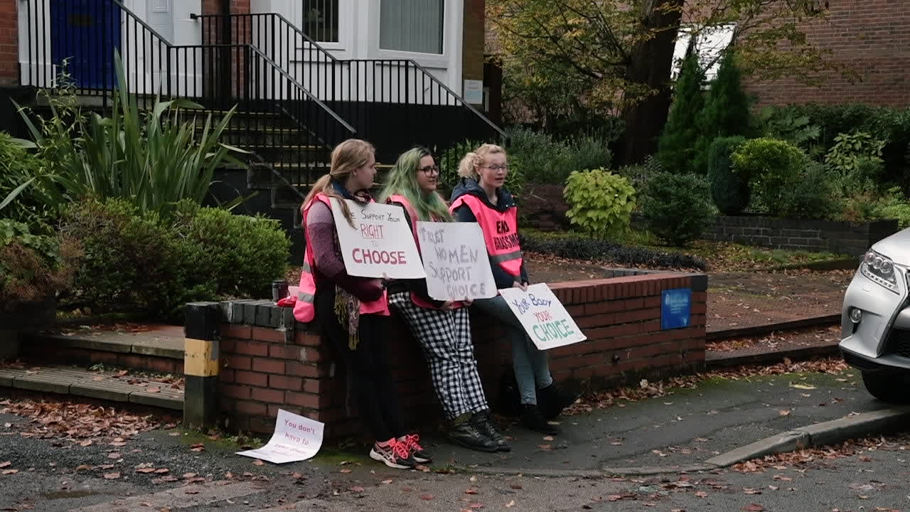 Abortkliniker i Storbritannien vill införa säkerhetszoner mot demonstranter