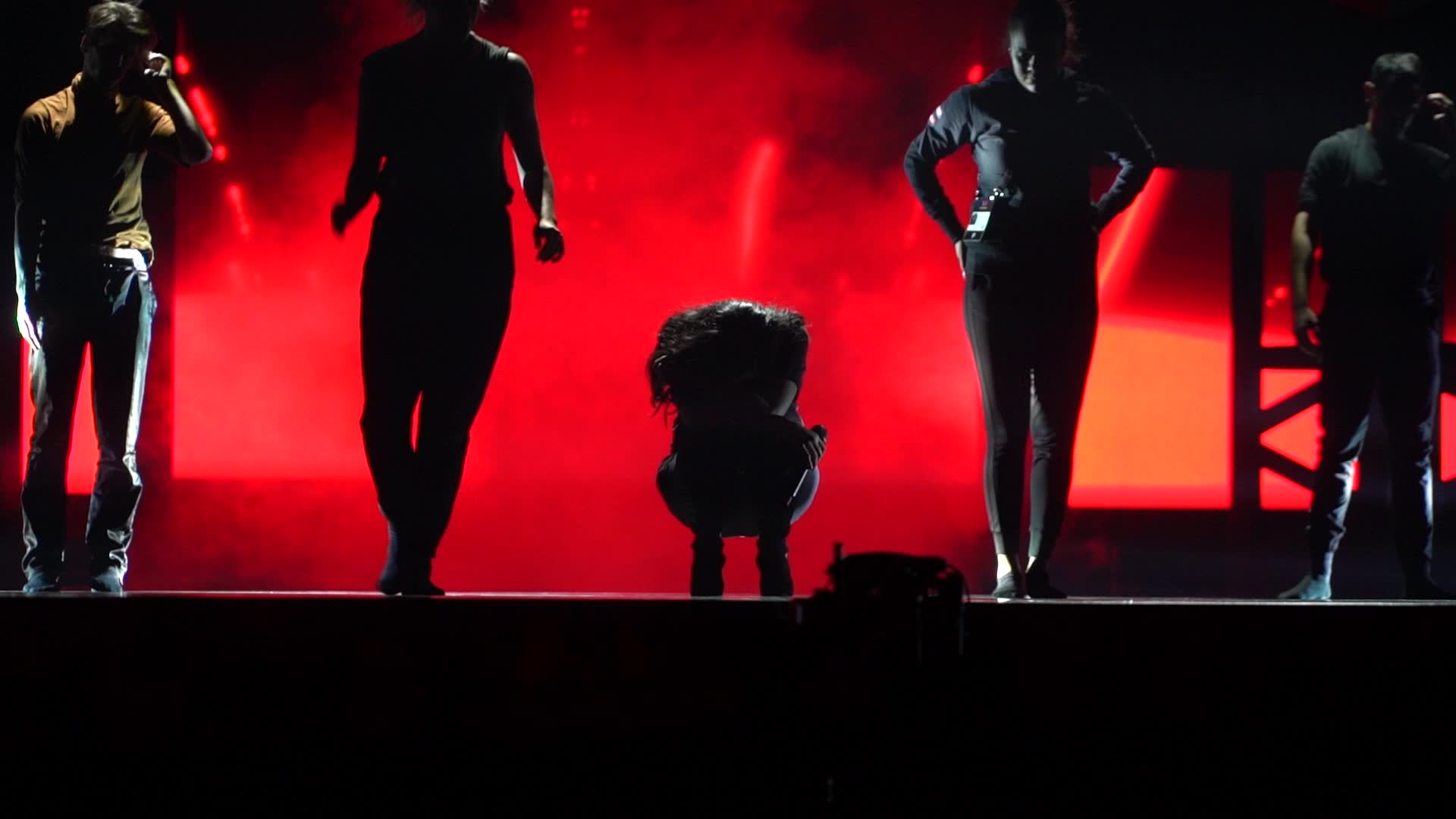 Här bryter Barbi Escobar ihop på scen