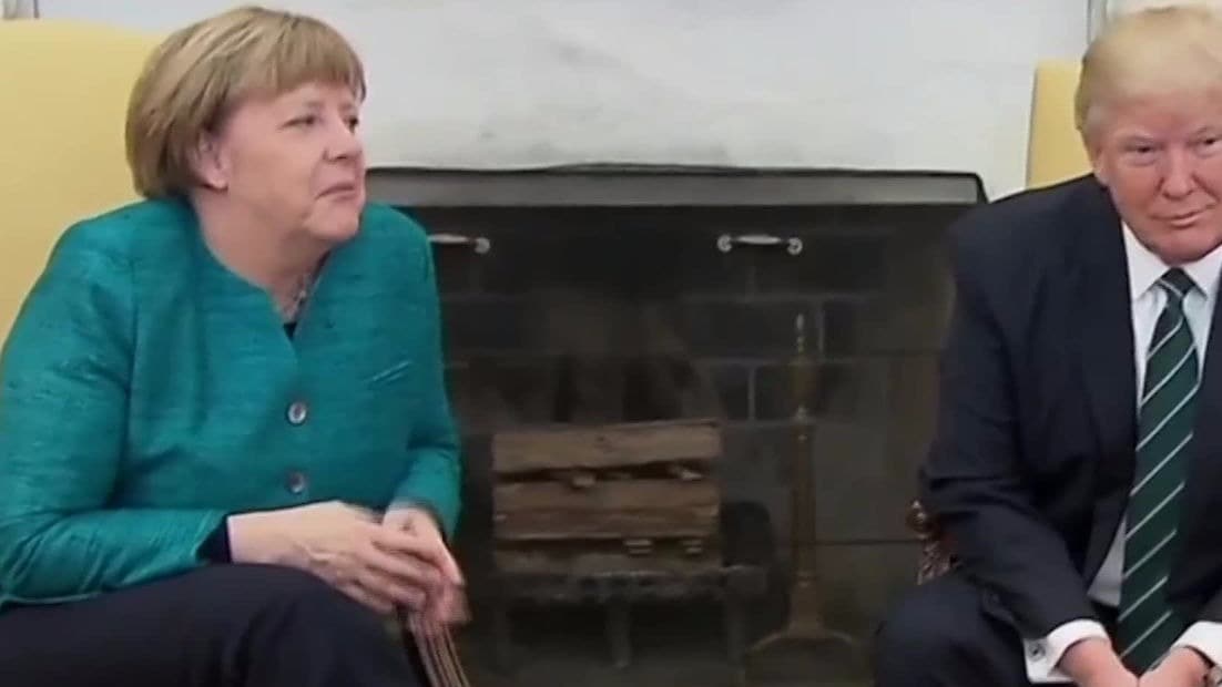 Därför hånler Merkel åt Trump