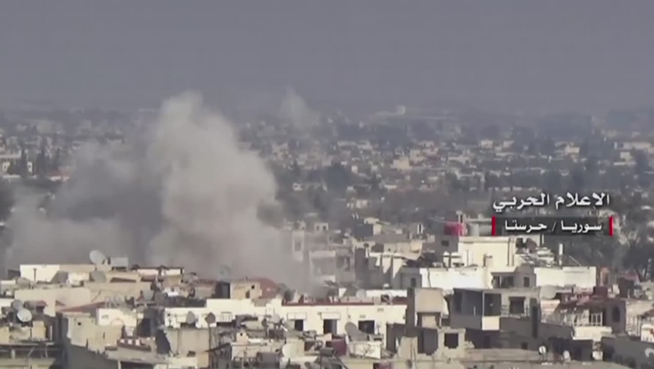 Hundratusentals flyr rebellstaden i Syrien