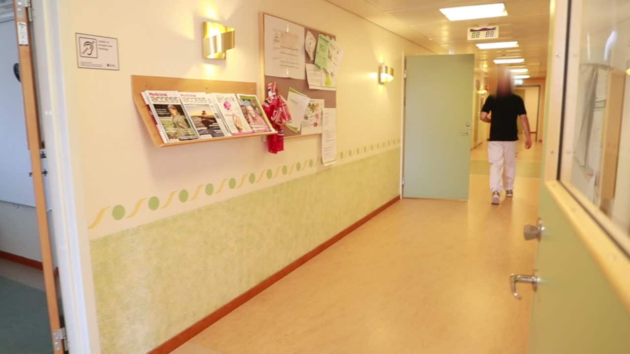 Ska fråga om lönerna – då "flaxar" stafettläkaren iväg