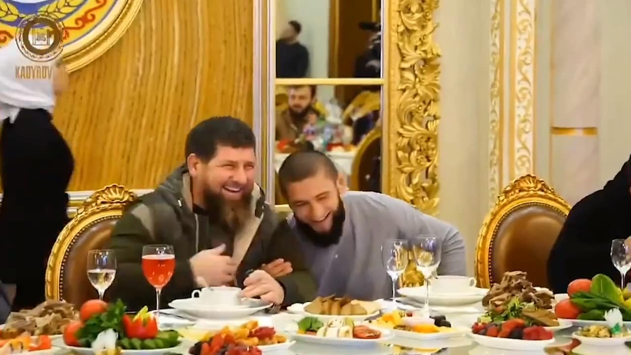 Här festar superstjärnan med fruktade presidenten Ramzan Kadyrov