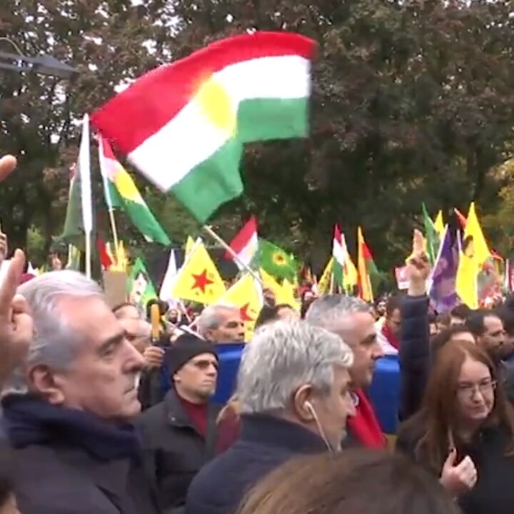 Stora manifestationer mot Turkiets offensiv i Syrien