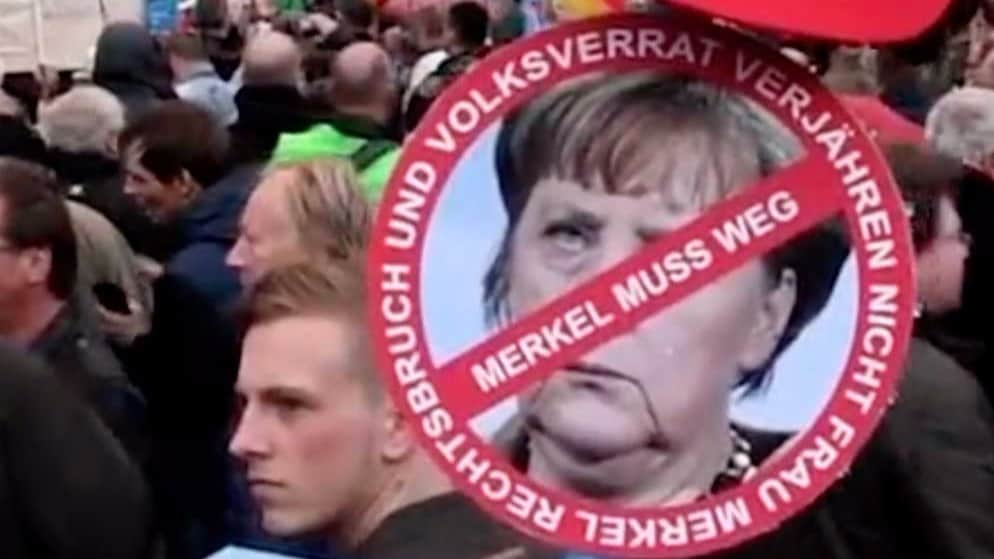 Här demonstrerar Pegida mot Merkel