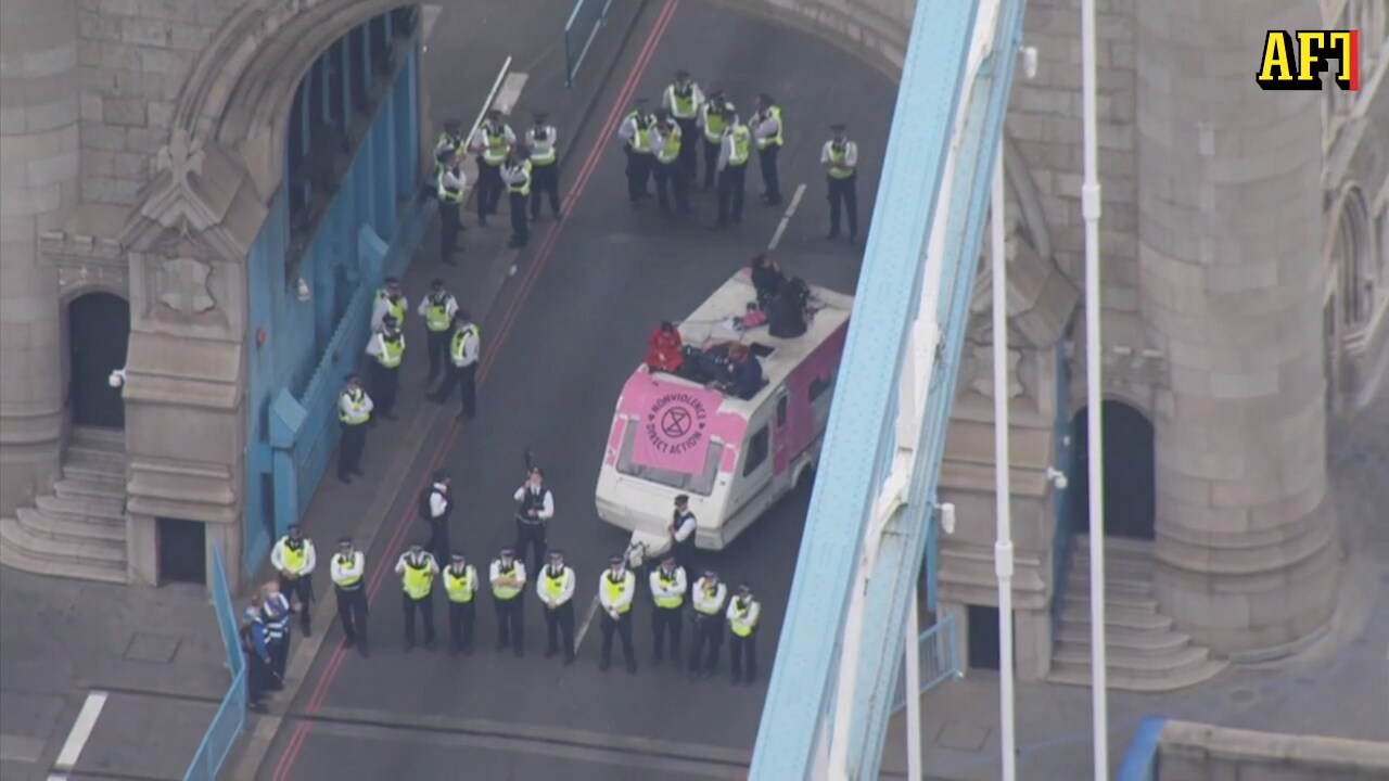 Här blockerar klimatgruppen Tower Bridge i London