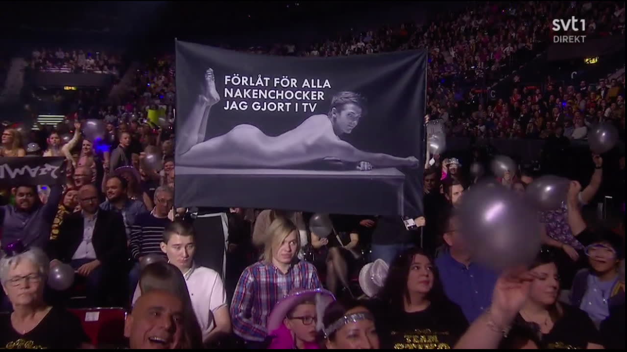 Här nakenkuppar David i direktsändning