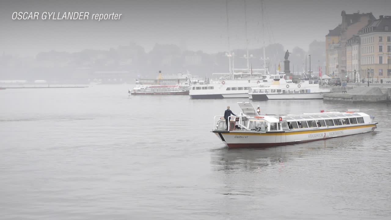 Här tar stjärnorna en turistbåt ut till Djurgården